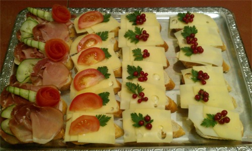 Kanapees mit Schinken, Käse und Tomate