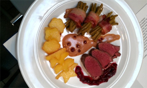 Rehmedaillons mit Bohnen im Speckmantel, Kartoffelsternen und Preiselbeeren
