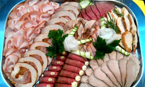 Große Aufschnittplatte mit Schinken, Roastbeef und Putenbrust