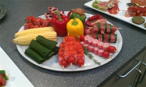 Bunte Grillplatte mit Spießen, Paprika und Maiskolben
