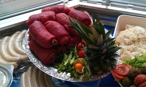 Rouladen und Bratwurst in der Auslage