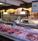 Frischetheke mit Fleisch- und Wurstwaren